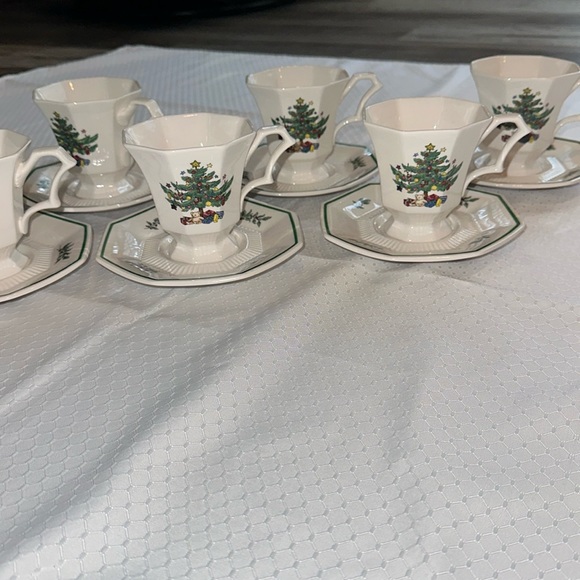 6 🎄Nikko Christmastime cups &saucers. holly-shaped handles! Octogon- shaped - Picture 3 of 13
